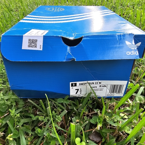 New Adidas Originals Swift Run 22 Size 7.5 In Talc/Black/White Low Top Sneakers - Picture 8 of 9